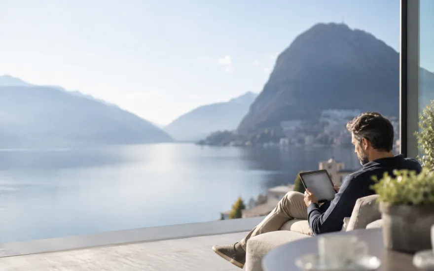 22bet svizzera: adulto che controlla informazioni in un ambiente svizzero